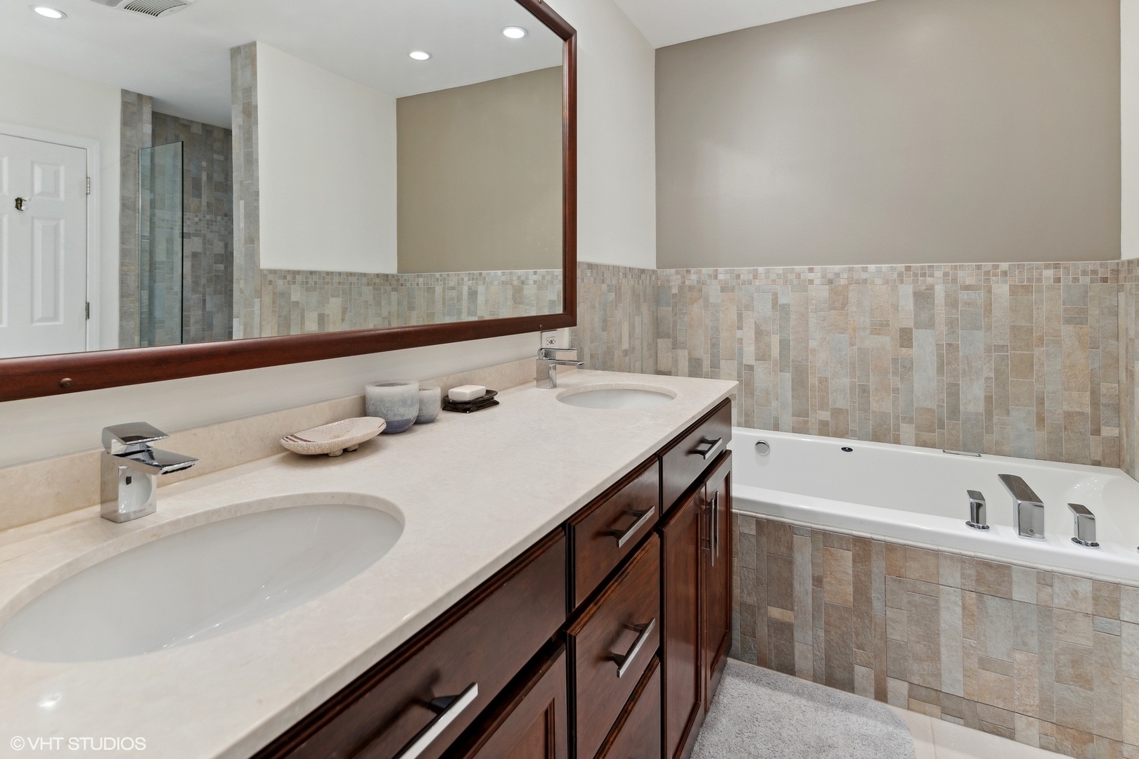 3305 North Racine Avenue, Unit E Chicago, IL 60657 - Photo 17 of 30 a bathroom with a tub sink and mirror