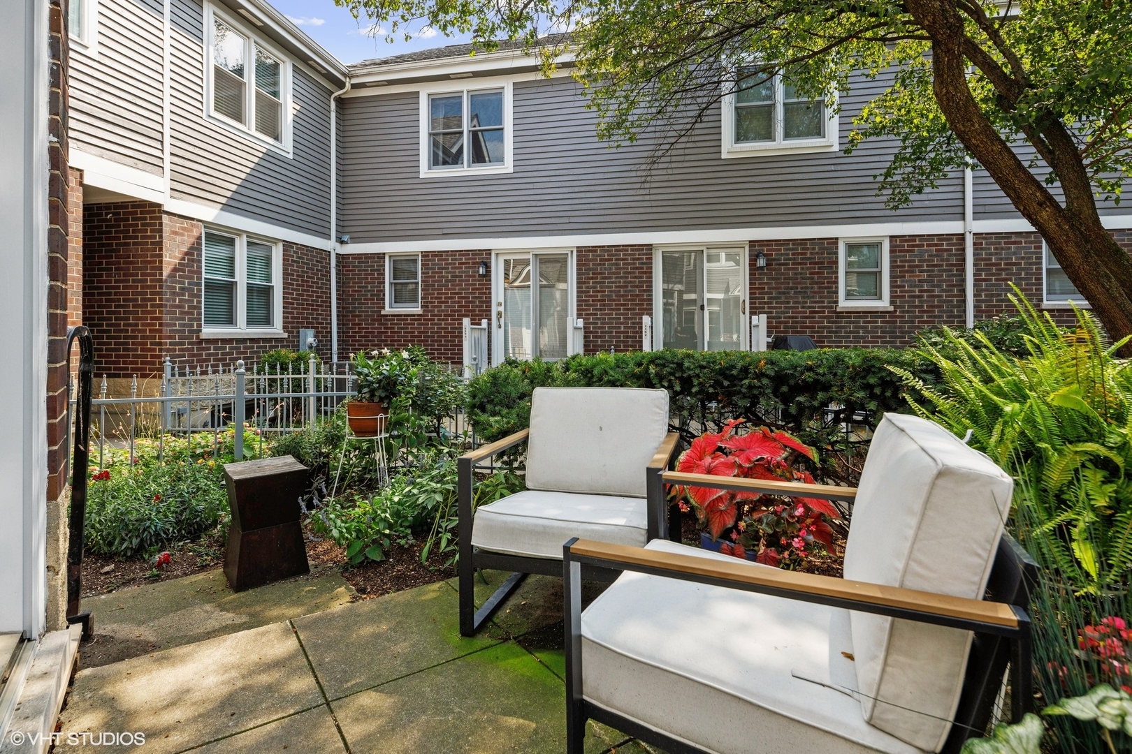 3305 North Racine Avenue, Unit E Chicago, IL 60657 - Photo 25 of 30 a outdoor living space with furniture and flowers