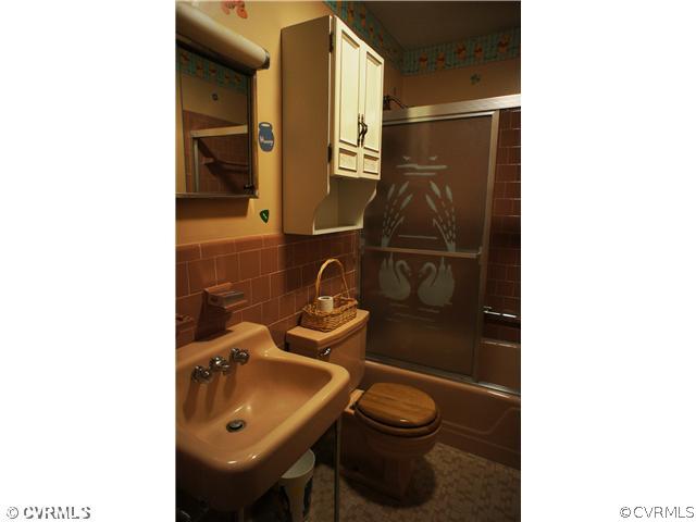 2005 Fort Rice Street Petersburg, VA 23805 - Photo 17 of 18 Other - Hall Bathroom