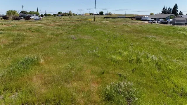 a view of a field with an empty space