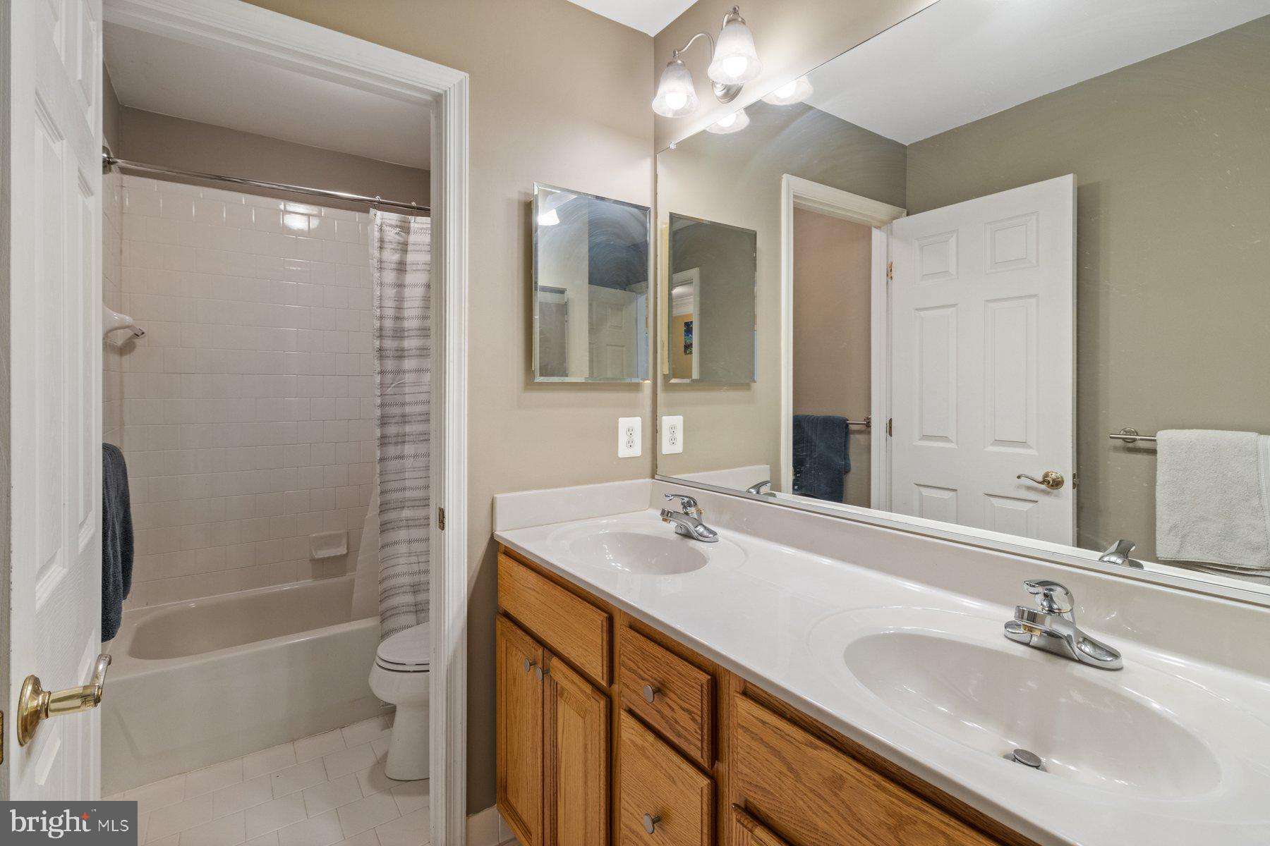 5662 Waterloo Road Columbia, MD 21045 - Photo 31 of 49 upper level hall bath