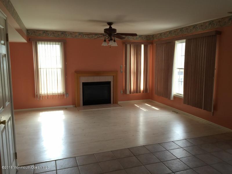 249 Leeward Road Manahawkin, NJ 08050 - Photo 3 of 17 IMG_4115 (800x600)