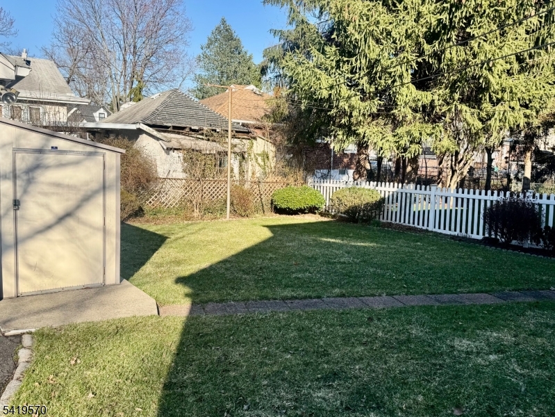 689 Linden Avenue Ridgefield, NJ 07657 - Photo 3 of 5 a front view of a house with garden