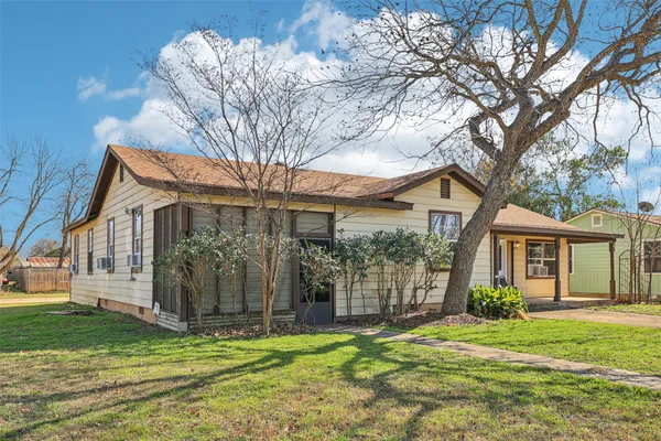 a view of a house with a yard