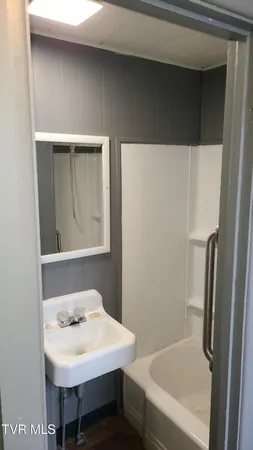$800 | 203 Delaware Street, Unit B, Johnson City, TN 37604