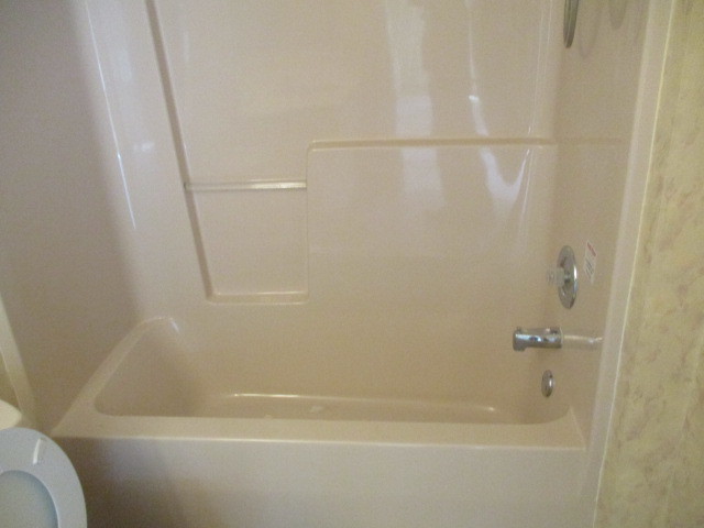 1901 Calla Drive Joliet, IL 60435 - Photo 12 of 27 a bathroom with a bathtub