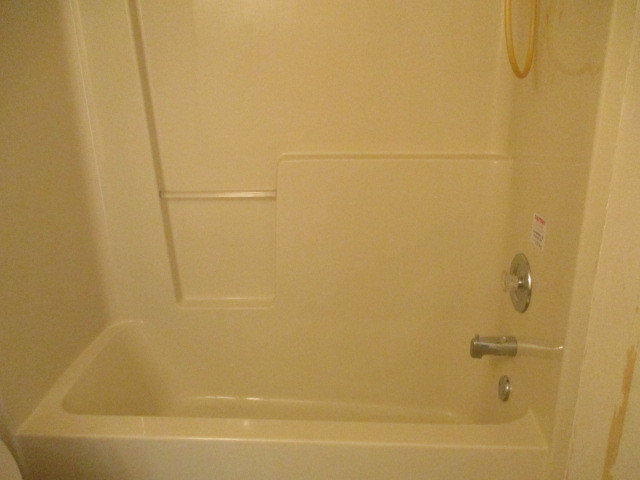 1901 Calla Drive Joliet, IL 60435 - Photo 17 of 27 a bathroom with a bathtub