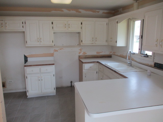 1901 Calla Drive Joliet, IL 60435 - Photo 6 of 27 a view of a kitchen with cabinets