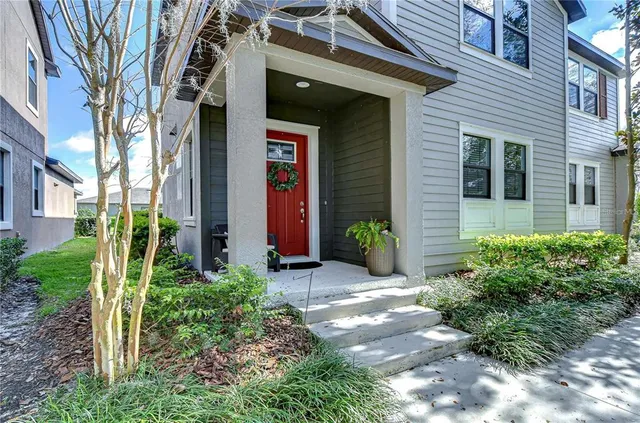 a view of an house with backyard and garden
