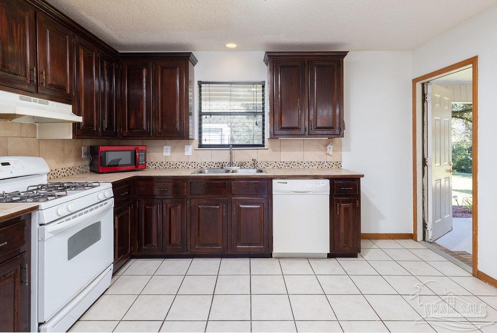 2140 Pompano Road Cantonment, FL 32533 - Photo 9 of 29 Gallery Image 9
