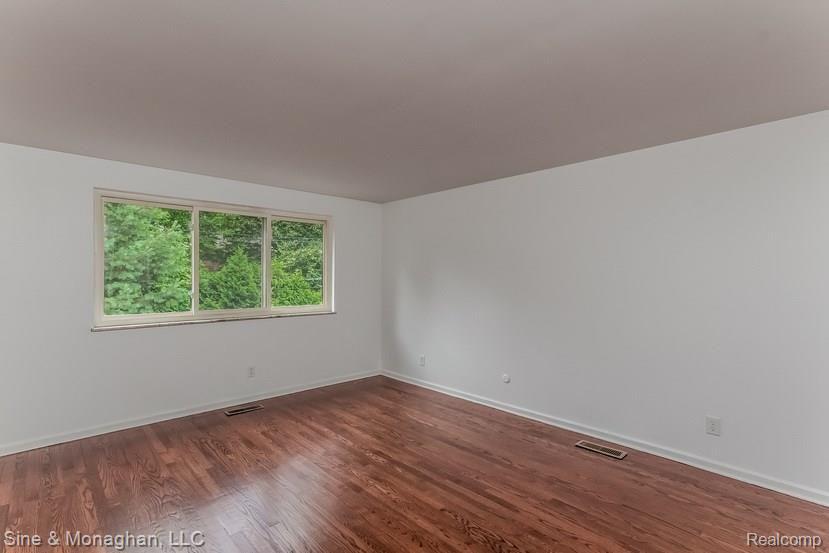 845 Cook Road Grosse Pointe, MI 48236 - Photo 25 of 48 022-Master_Bedroom-1898179-small.jpg