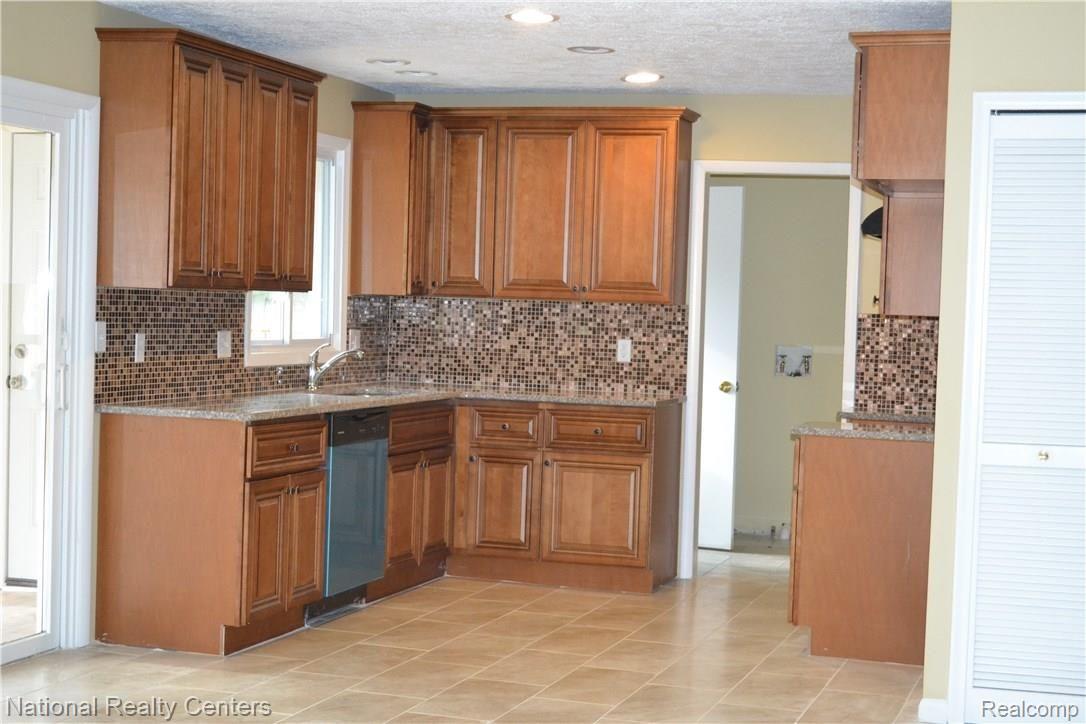 40485 Harris Road Belleville, MI 48111 - Photo 4 of 20 DSC_0025.JPG