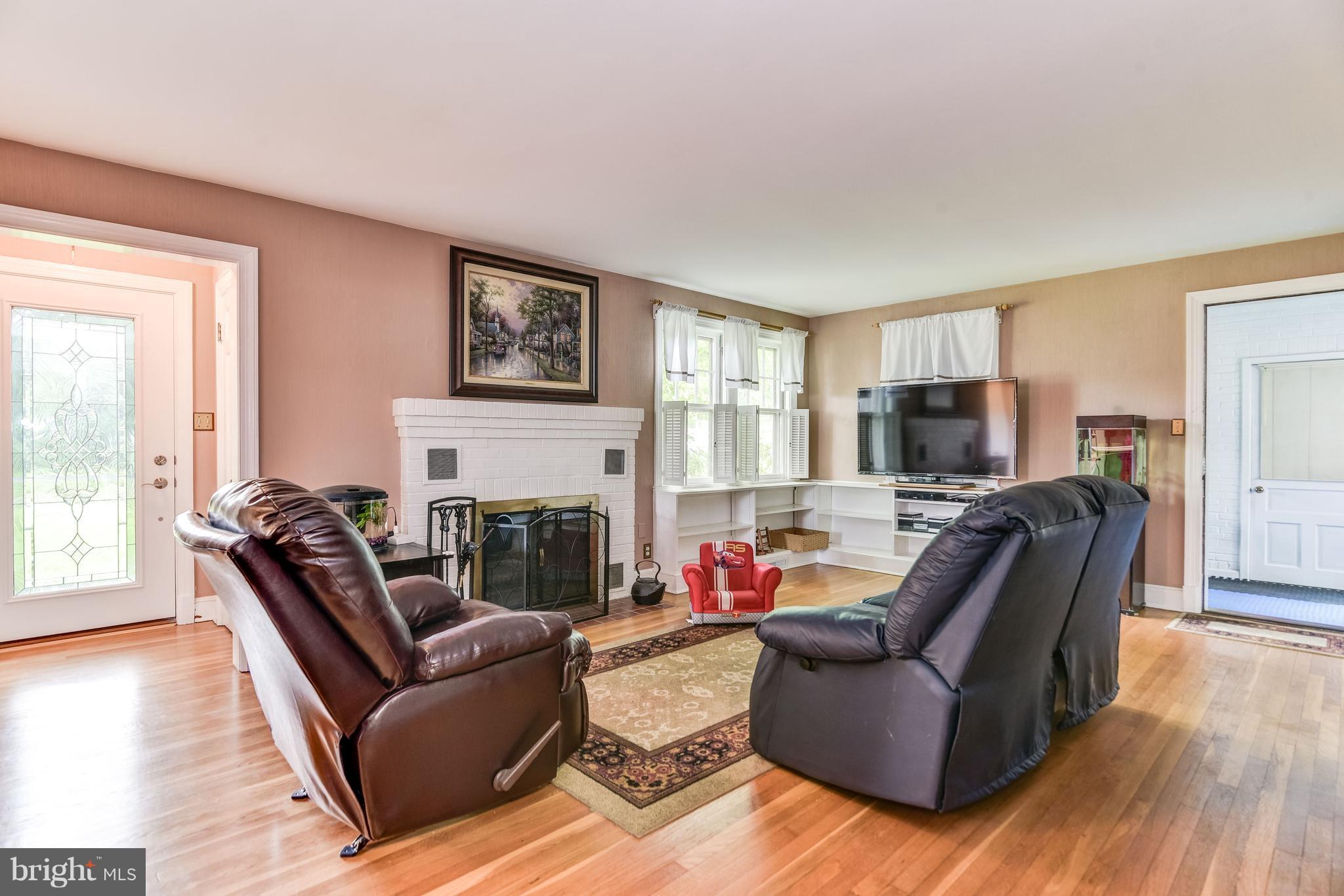 26804 Ridge Road Damascus, MD 20872 - Photo 4 of 30 Living Room