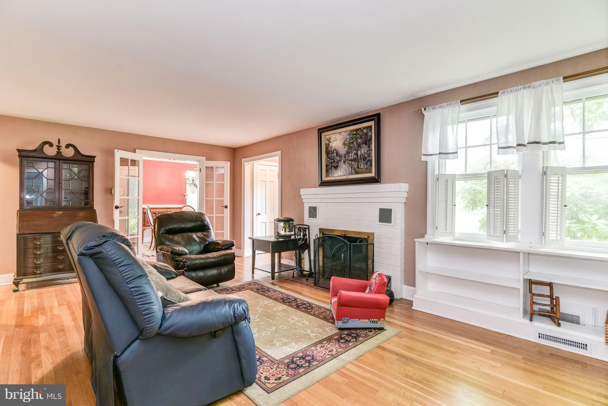 26804 Ridge Road Damascus, MD 20872 - Photo 5 of 30 Living Room