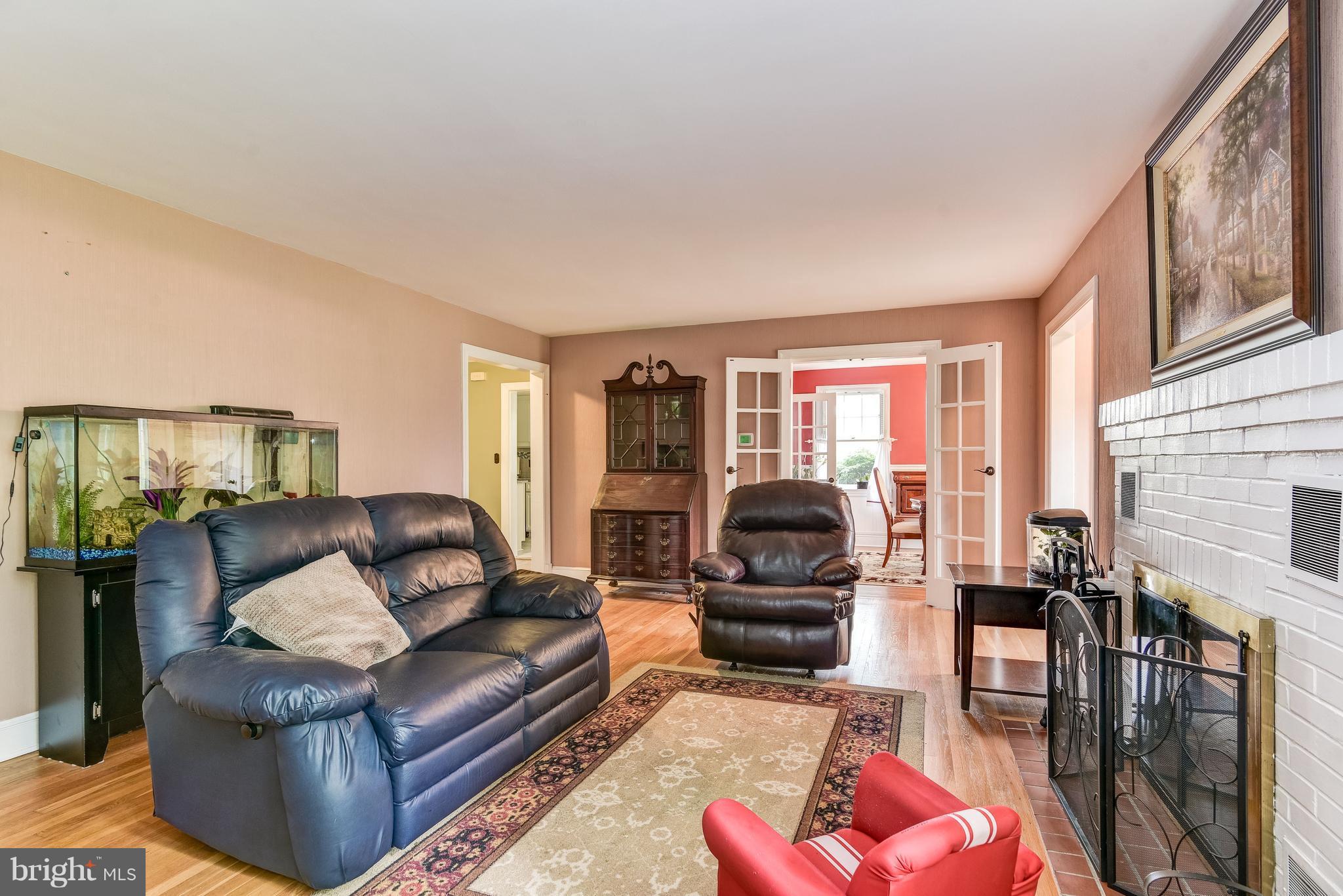26804 Ridge Road Damascus, MD 20872 - Photo 6 of 30 Living Room