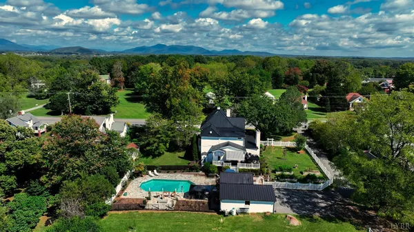$985,000 | 1221 Oakwood Street, Bedford, VA 24523