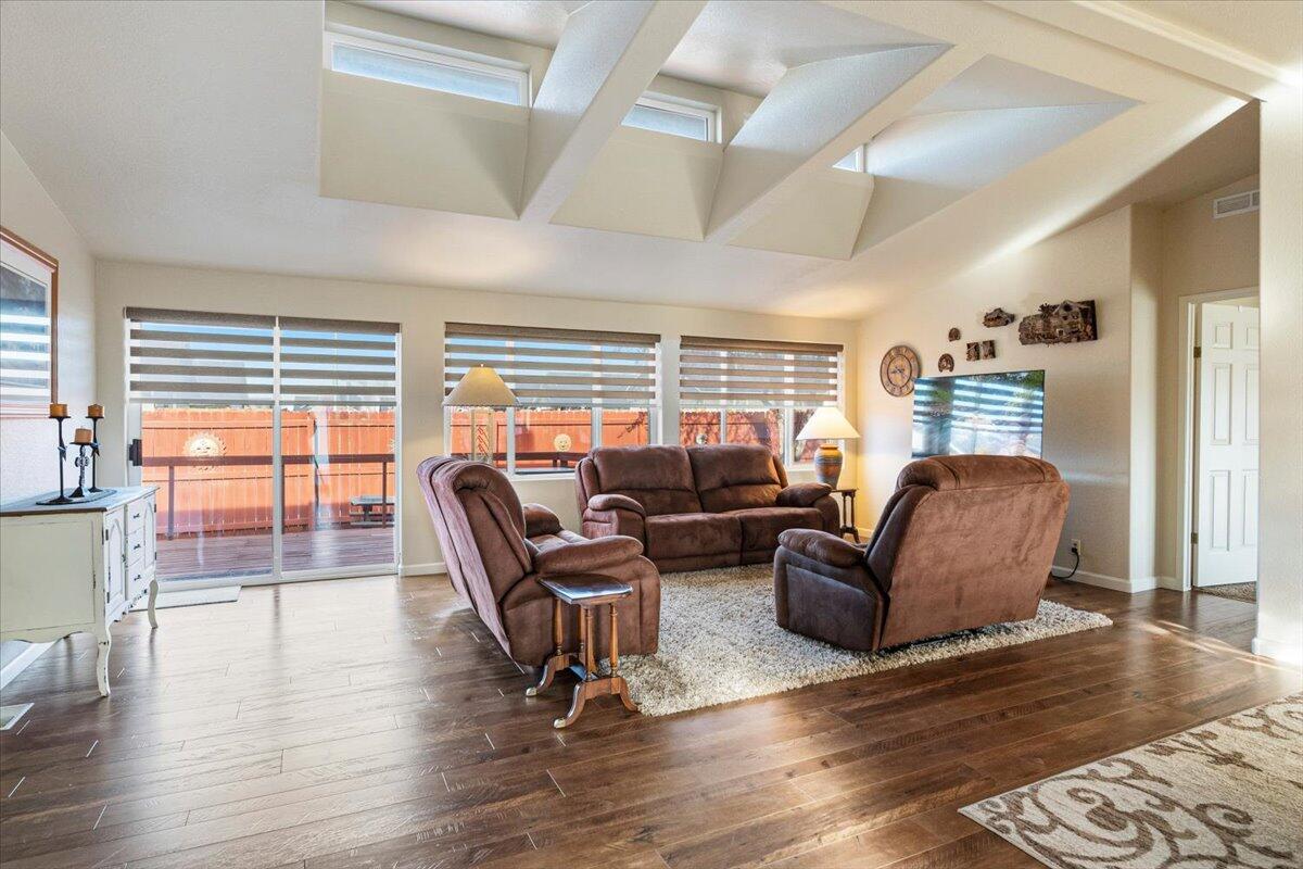 1875 Northeast 6th Street Redmond, OR 97756 - Photo 5 of 33