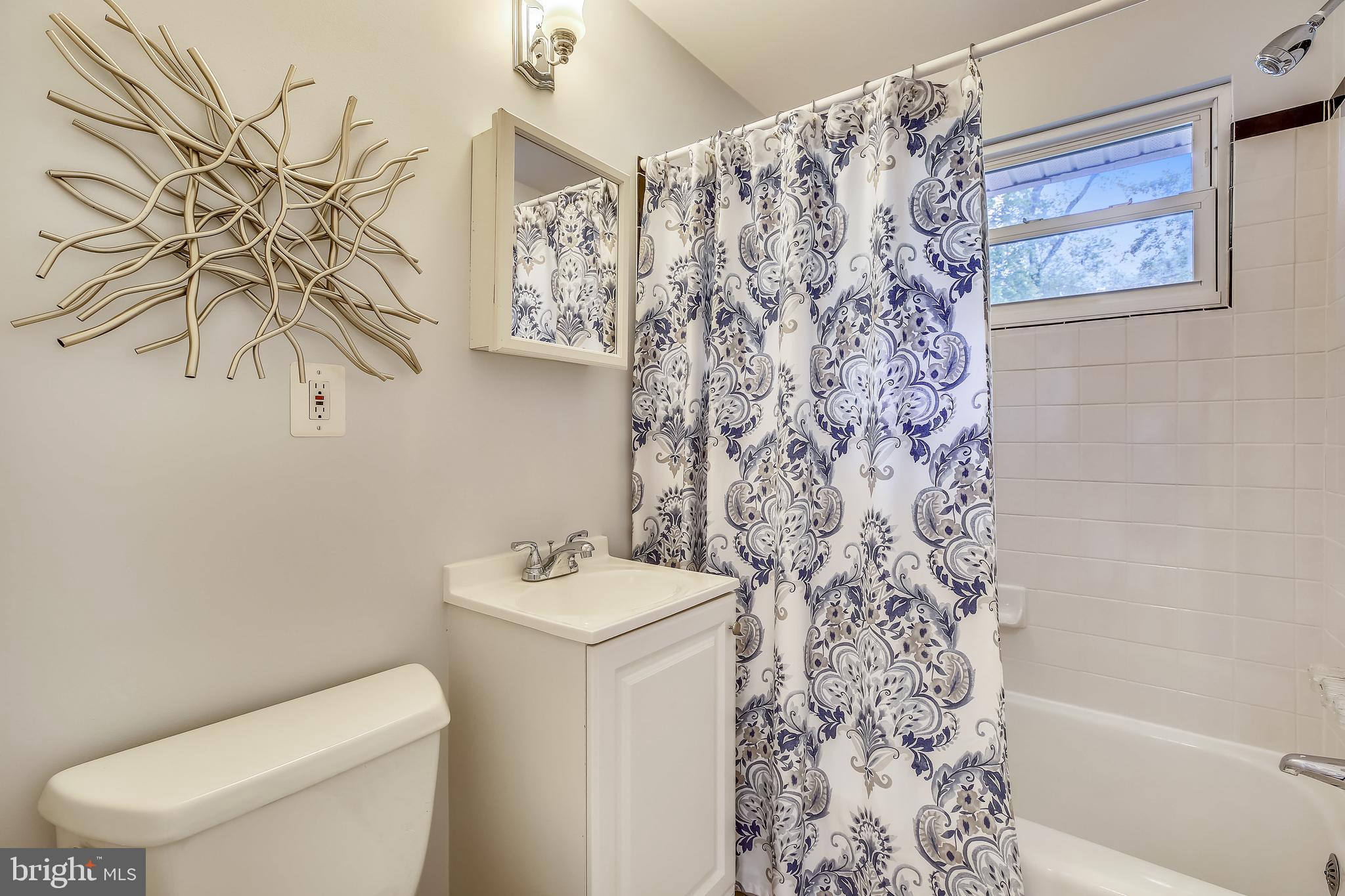 1008 Robin Road Silver Spring, MD 20901 - Photo 14 of 36 Updated main level full bathroom