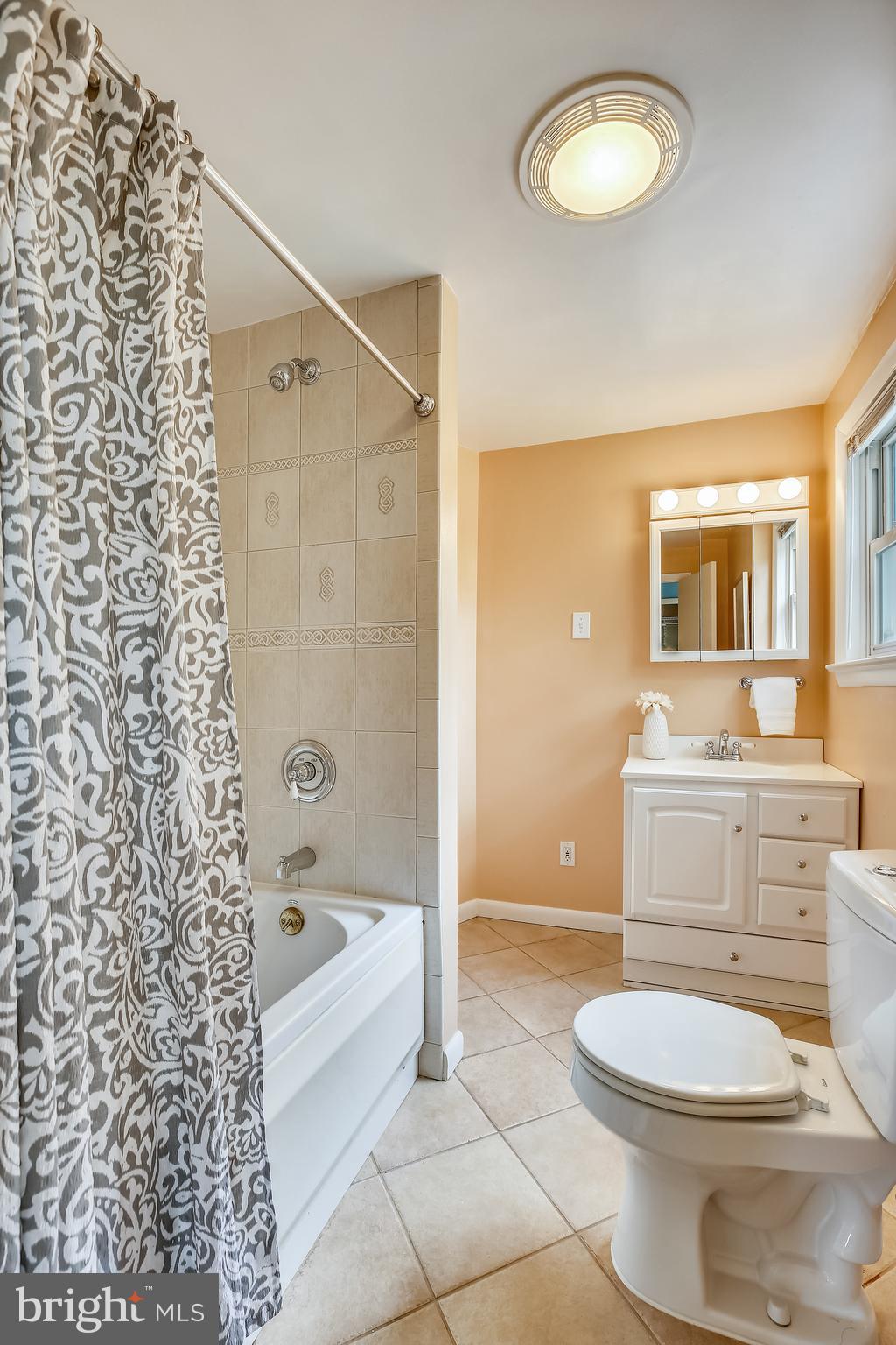 1008 Robin Road Silver Spring, MD 20901 - Photo 22 of 36 Upper level full bath w/decorator tile