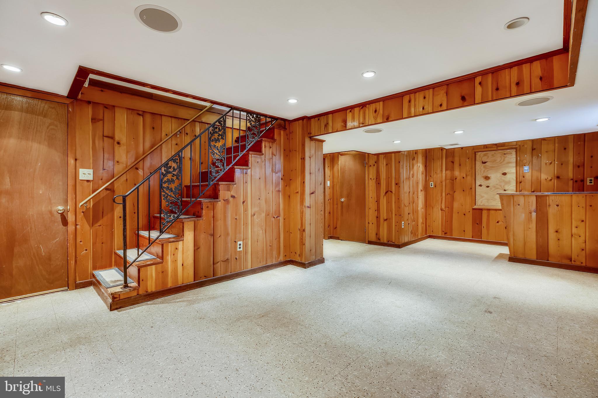 1008 Robin Road Silver Spring, MD 20901 - Photo 24 of 36 Spacious family room w/bar area