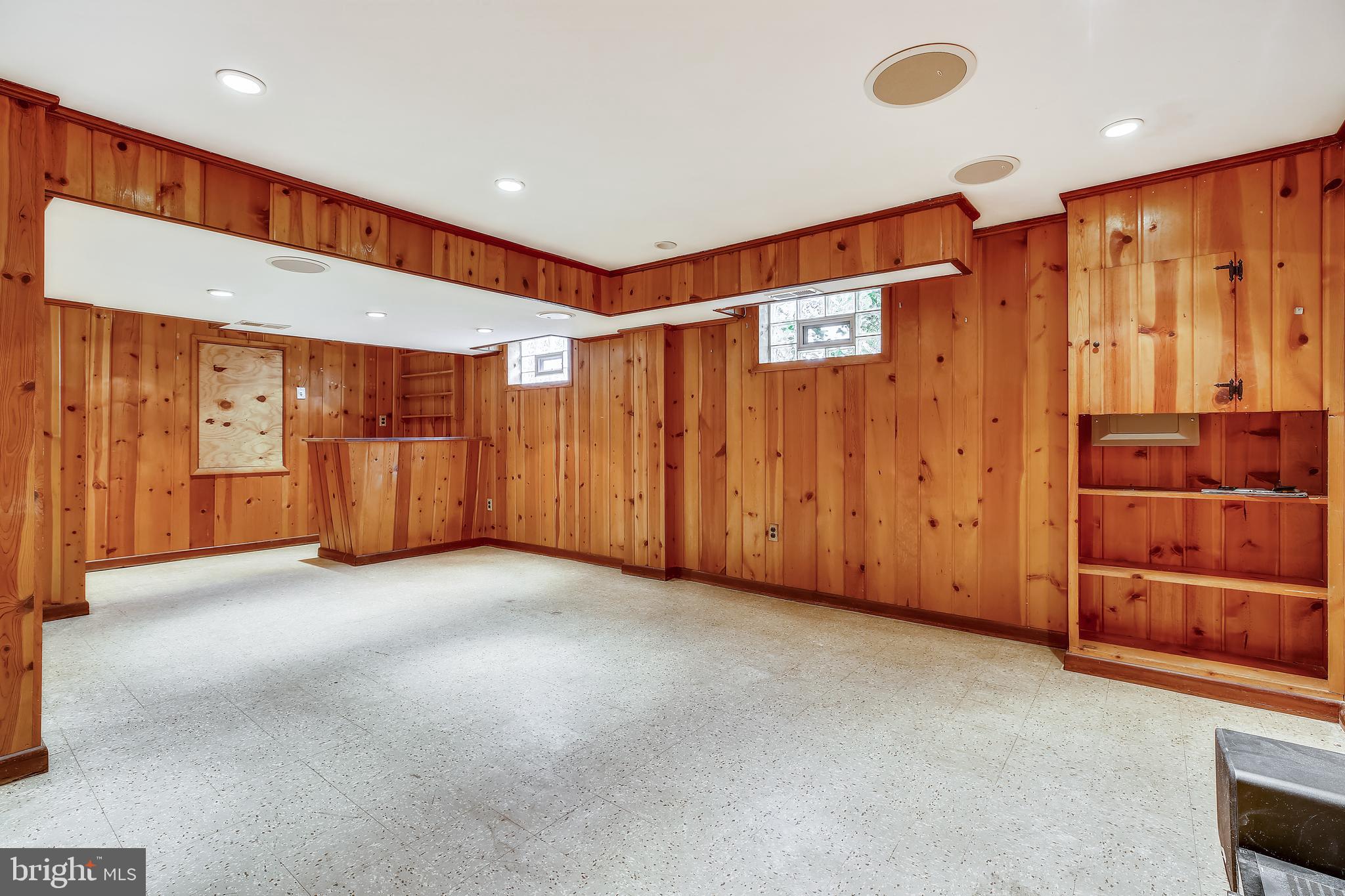1008 Robin Road Silver Spring, MD 20901 - Photo 25 of 36 Expansive family room w/recessed lighting