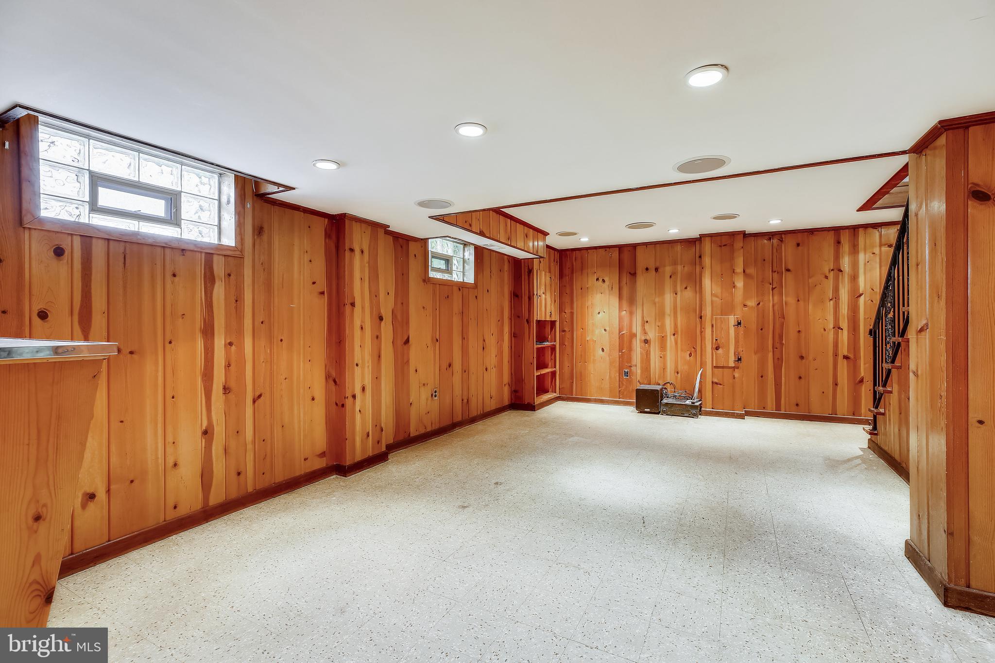 1008 Robin Road Silver Spring, MD 20901 - Photo 26 of 36 Big family room w/recessed lighting