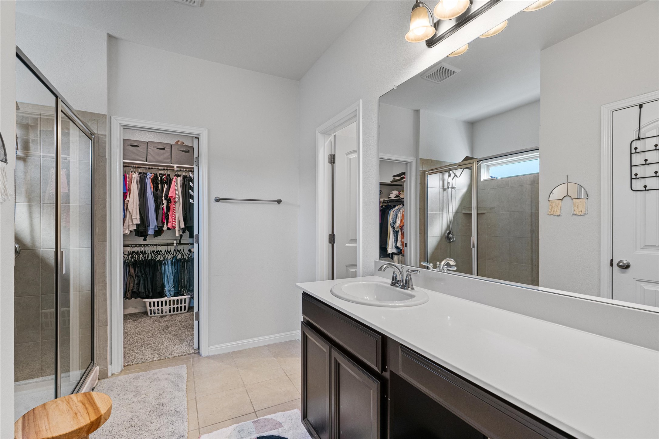 137 Red Sun Drive Kyle, TX 78640 - Photo 14 of 38 a bathroom with a sink and a mirror
