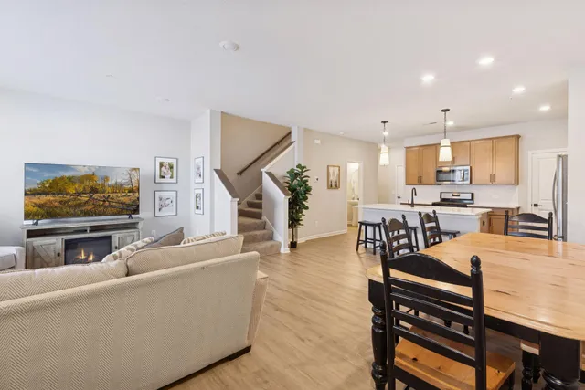 $400,000 | 14548 Twin Lakes Circle, Burnsville, MN 55306