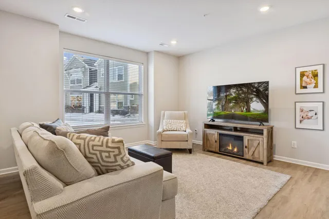 $400,000 | 14548 Twin Lakes Circle, Burnsville, MN 55306