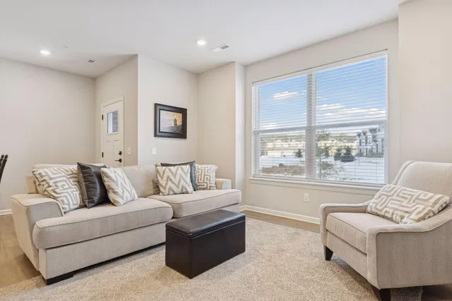 $400,000 | 14548 Twin Lakes Circle, Burnsville, MN 55306