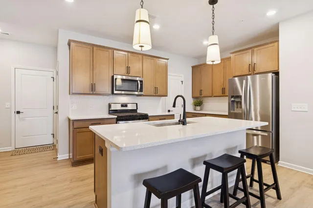 $400,000 | 14548 Twin Lakes Circle, Burnsville, MN 55306