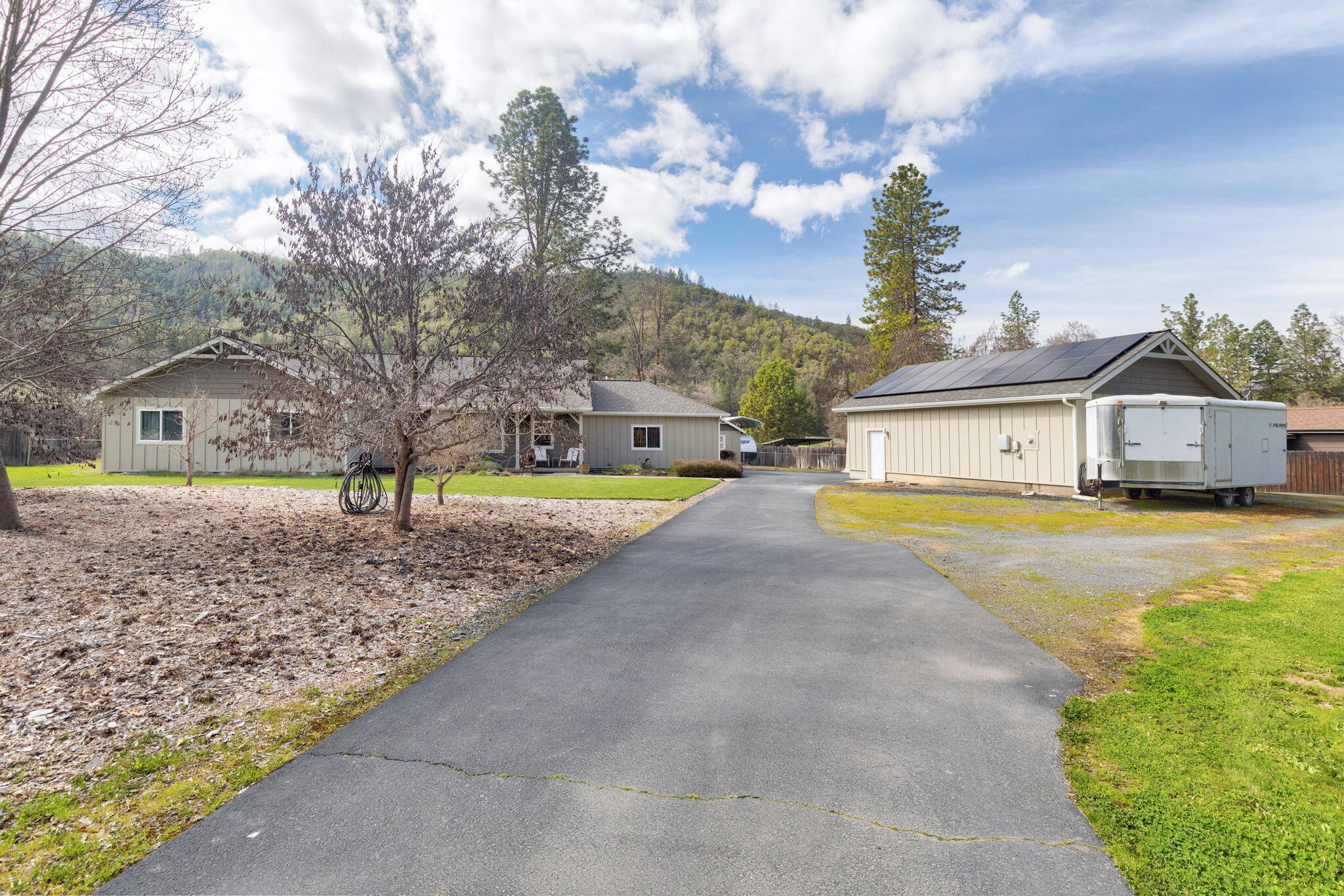 9547 Old Stage Road Central Point, OR 97502 - Photo 3 of 52 3-web-or-mls-9547-old-stage-rd