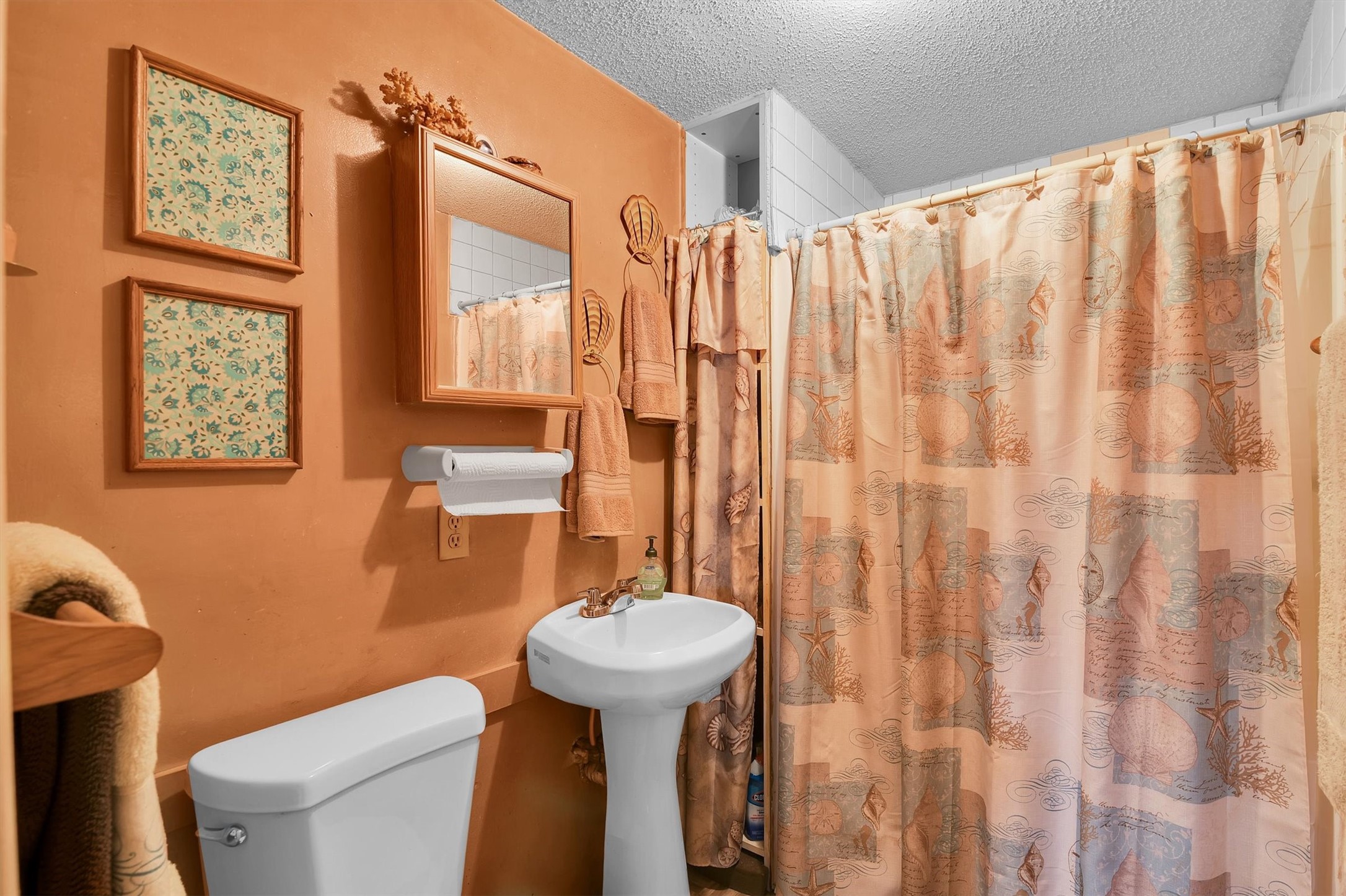 959 Walker Loop Huntsville, TX 77340 - Photo 16 of 41 Guest Bathroom