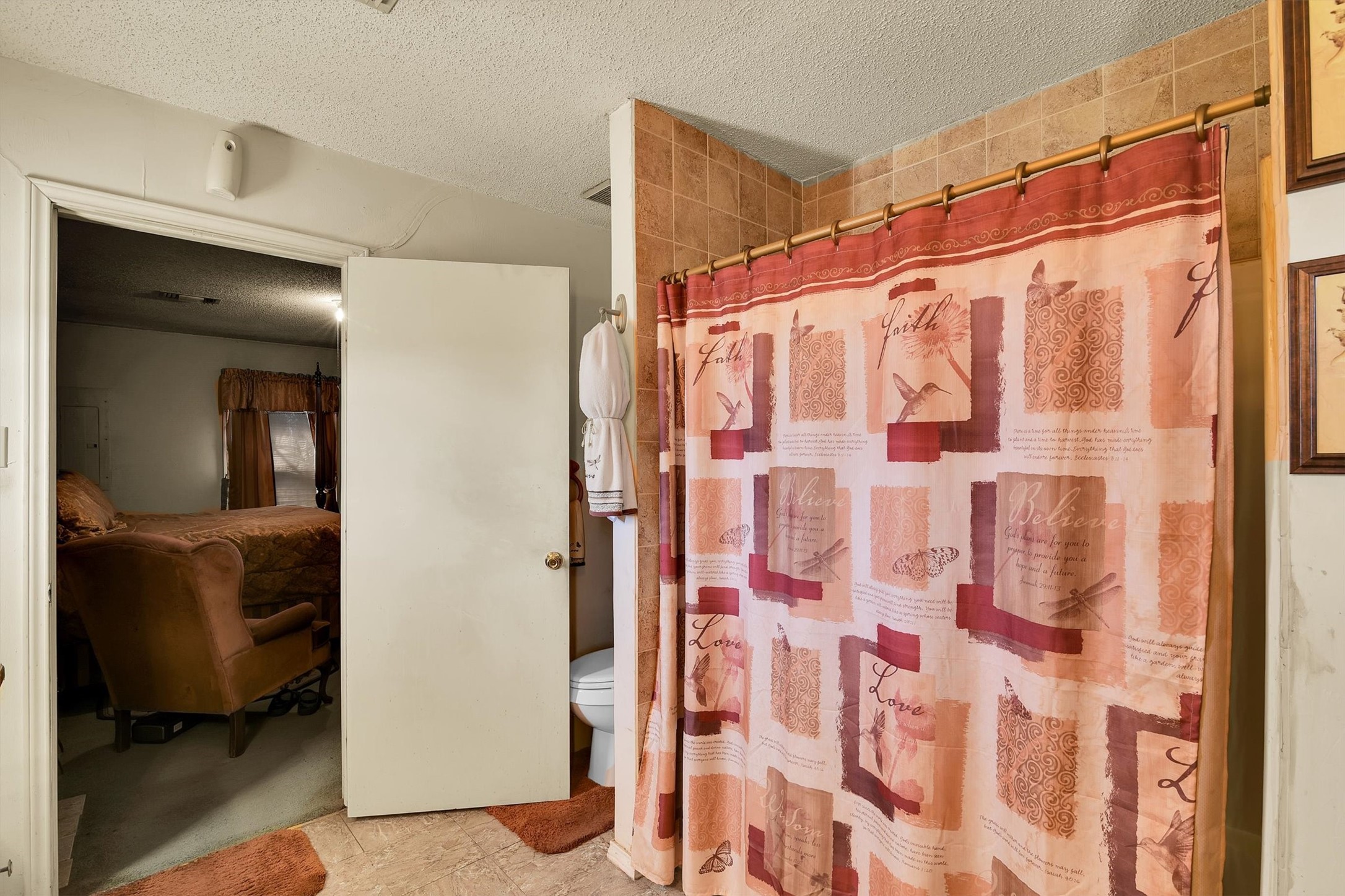 959 Walker Loop Huntsville, TX 77340 - Photo 8 of 41 Primary bath