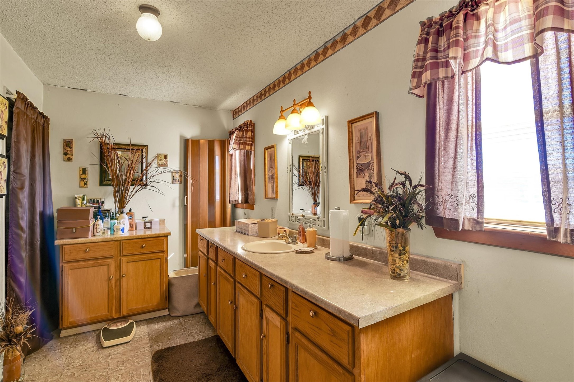 959 Walker Loop Huntsville, TX 77340 - Photo 10 of 41 Primary bath