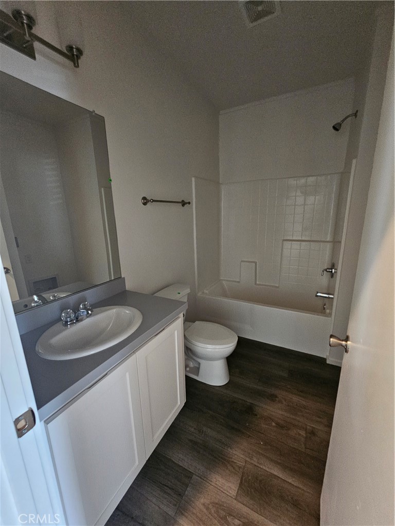 999 South Santa Fe Avenue, Unit 35 San Jacinto, CA 92583 - Photo 5 of 20 a bathroom with a sink and a mirror