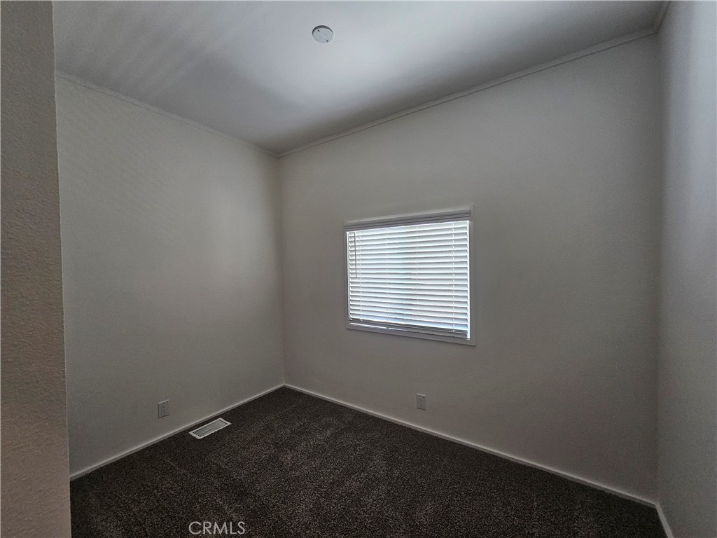 999 South Santa Fe Avenue, Unit 35 San Jacinto, CA 92583 - Photo 8 of 20 an empty room with a window