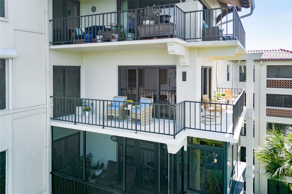 106 South Interlachen Avenue, Unit 518 Winter Park, FL 32789 - Photo 46 of 58 a view of a house with balcony and furniture