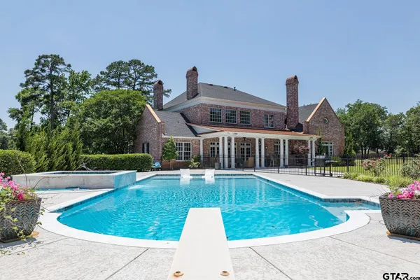 $1,599,000 | 902 East South Street, Lindale, TX 75771