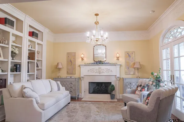 $1,599,000 | 902 East South Street, Lindale, TX 75771