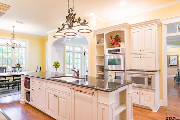 $1,599,000 | 902 East South Street, Lindale, TX 75771