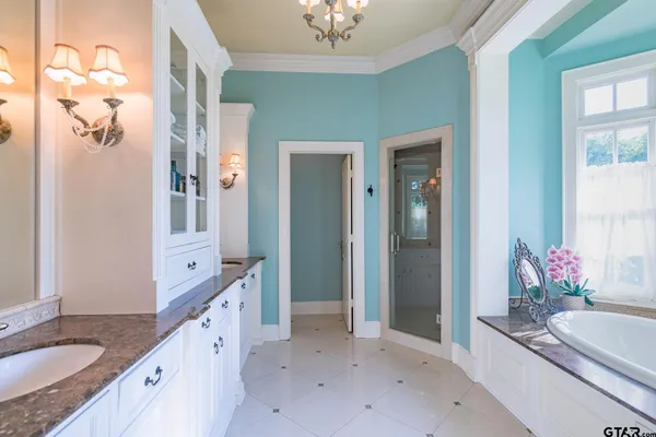 $1,599,000 | 902 East South Street, Lindale, TX 75771
