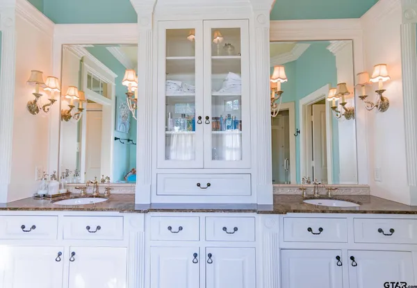 $1,599,000 | 902 East South Street, Lindale, TX 75771