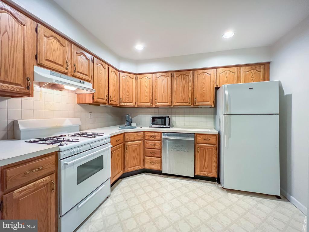 10843 Academy Road Philadelphia, PA 19154 - Photo 17 of 44 a kitchen with a stove a refrigerator and a sink