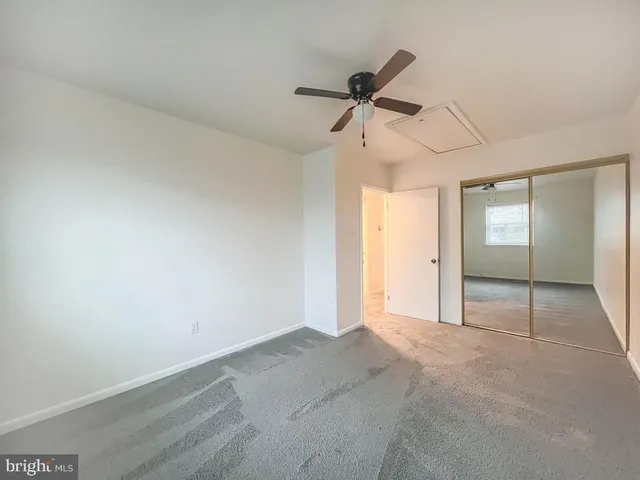 a view of empty room with a ceiling fan