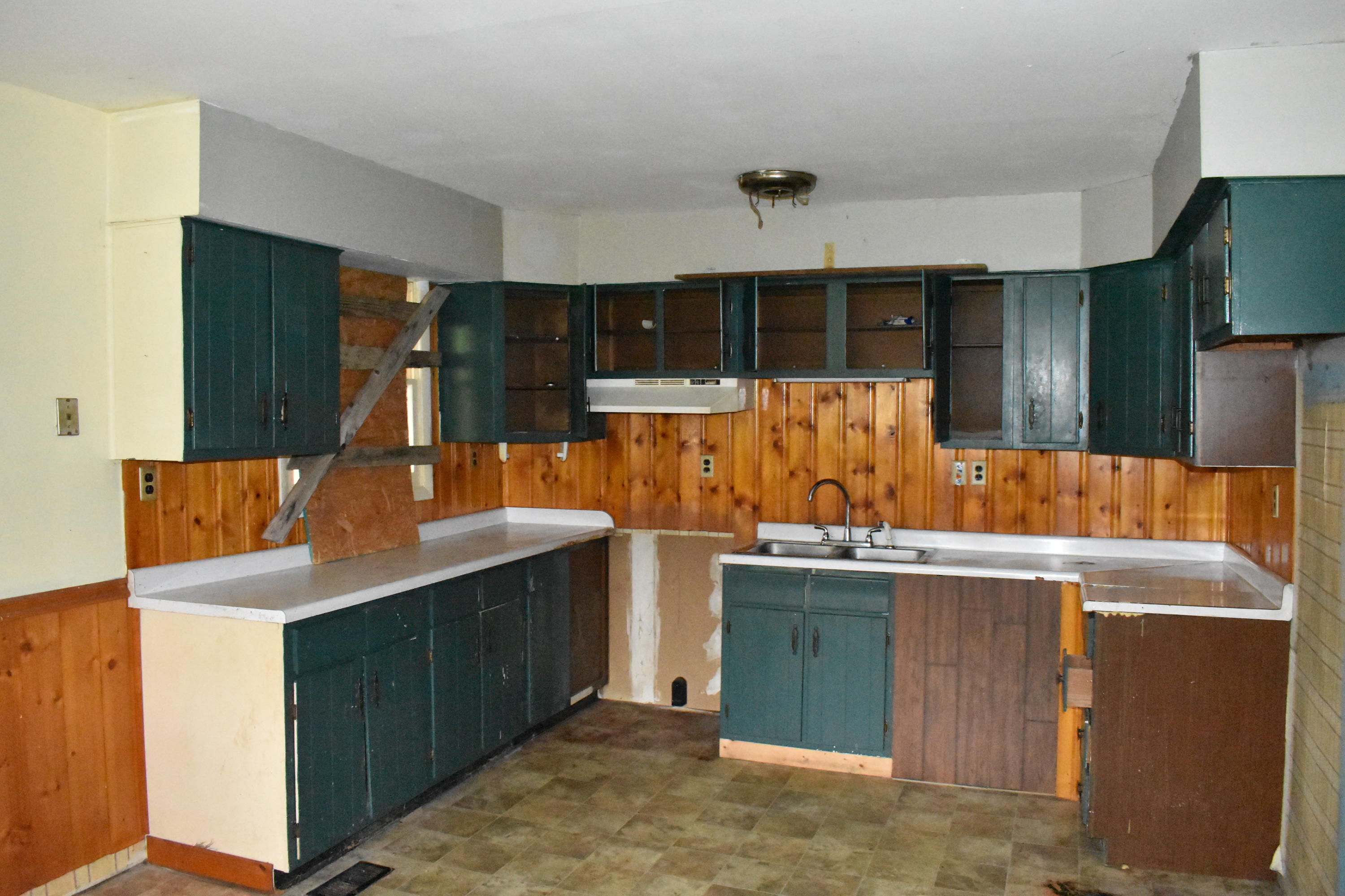 102 Oakwood Road Middlesboro, KY 40965 - Photo 8 of 19 DSC_0018