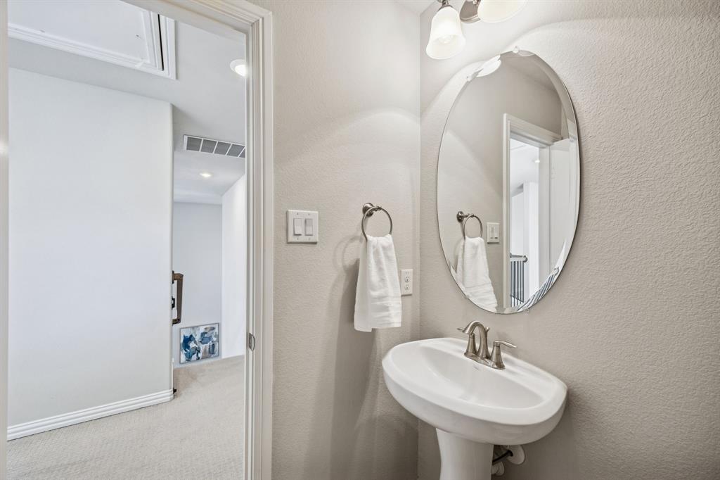 6333 Hall Road Frisco, TX 75034 - Photo 24 of 36 Hallway half bathroom