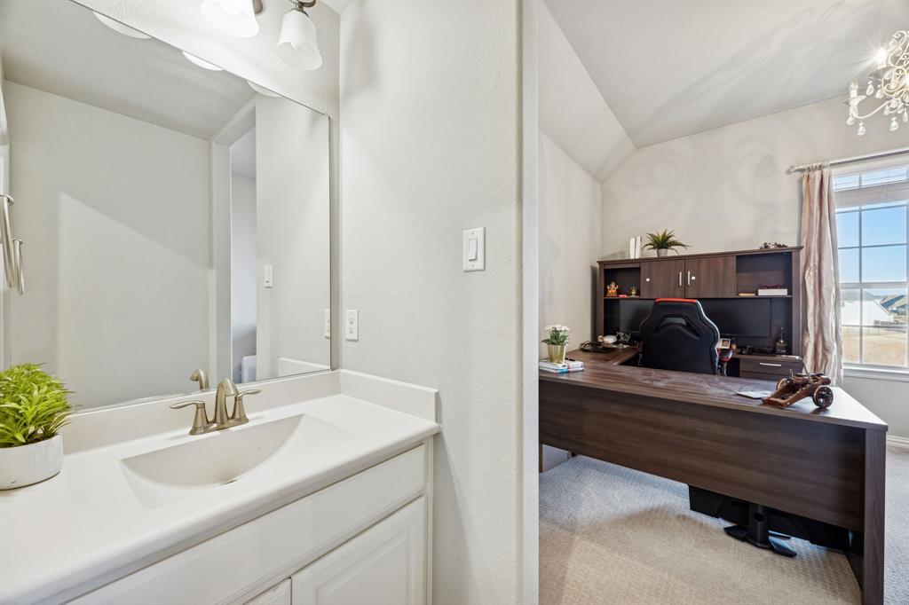 6333 Hall Road Frisco, TX 75034 - Photo 29 of 36 Split upstairs bathroom