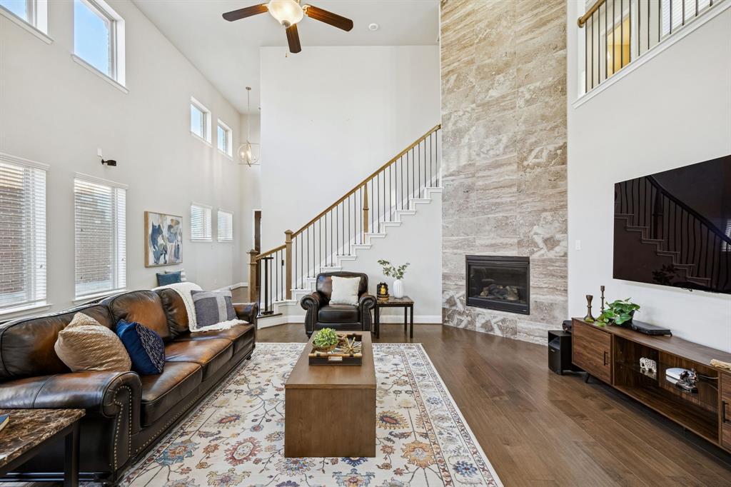 6333 Hall Road Frisco, TX 75034 - Photo 4 of 36 20 foot ceilings and lots of light.