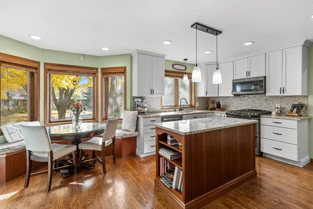 $589,000 | 1110 Hollybrook Drive, Wayzata, MN 55391